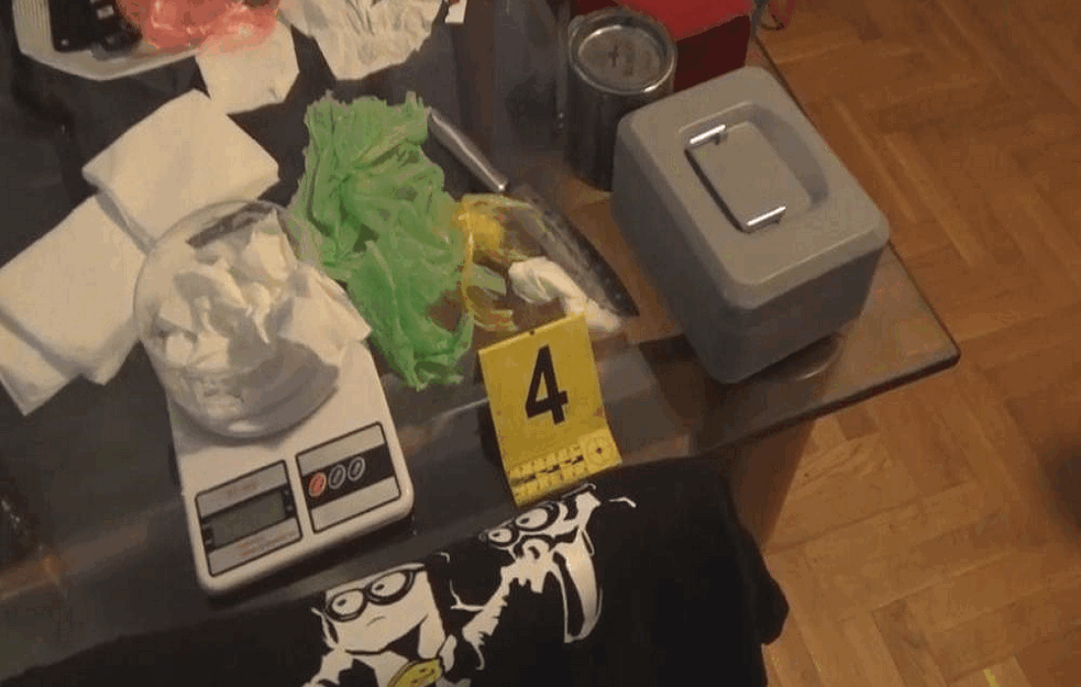<span style='color:red;'><b>POLICIJSKE AKCIJE</b></span> NA ČUKARICI: Uhapšene TRI osobe zbog proizvodnje i prodaje DROGE, pronađeno 10 KILOGRAMA MARIHUANE! (FOTO)  